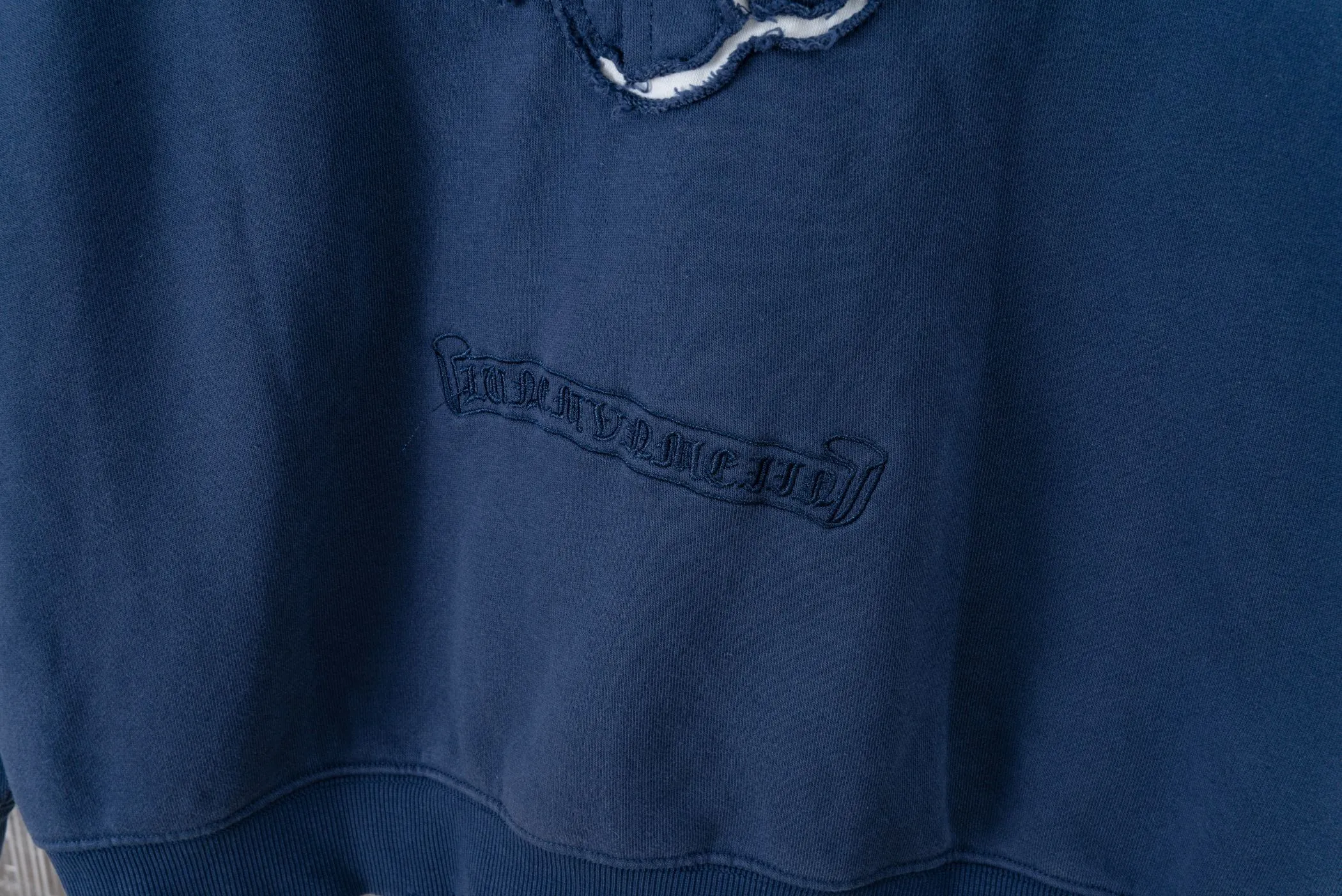 P320 𝗖𝗵𝗿𝗼𝗺𝗲 𝗛𝗲𝗮𝗿𝘁𝘀/Cro Heart 2025 Cross Patch Embroidery Summer New Original Single Counter American Acid Washed Distressed Laser Burnt Patch Embroidery Couple Casual Hooded Sweatshirt Customized fabric 440g tripe terry fabric! American acid-washed and distressed original fabric laser burnt ✟appliqué embroidery and exquisite embroidery of letters! The best-selling model at the counter. It is very comfortable to wear. It is low-key yet luxurious. It is very classy when worn. The large size and tailoring are needless to say. The upper body is exquisite and vivid. 👍High-end first-class materials. A truly palace-level product. The cotton from Turkey is of outstanding quality. After heavy washing, the clothes are very soft! Not picky, the upper body is absolutely stylish and extremely luxurious. Auxiliary materials: The original model has been authenticated and labeled ➕100% silk washed with water label. Genuine purchase-grade original hangtag➕matching hanging rope➕3D hanging beads➕original packaging bag. Craftsmanship: The original version has consistent wiring! The highest version of the armhole matching technique! Countless times of pattern making to 100% restore the original appearance! The correct version is the same for men and women, super eye-catching, super good-looking, and super atmospheric! Color: white, washed black, washed blue Size: XS-L